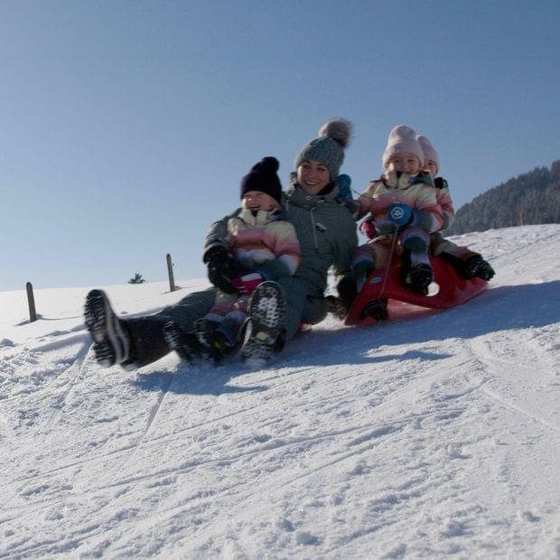 Torgheles-Wald-Fluh-Winterurlaub-Allgäu-mit-Kindern-Rodeln Rodelspaß mit Kindern im Allgäu - Torghele's Wald + Fluh in Balderschwang